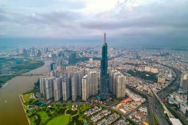 Ho Chi Minh şehri, Vietnam - 1 Haziran 2022: Ho Chi Minh City, Vietnam 'da ekonomik gelişmeyi gösteren gökdelen mimarili nehir kenarı kentsel alanı