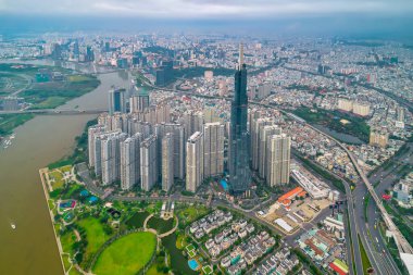 Ho Chi Minh şehri, Vietnam - 1 Haziran 2022: Ho Chi Minh City, Vietnam 'da ekonomik gelişmeyi gösteren gökdelen mimarili nehir kenarı kentsel alanı