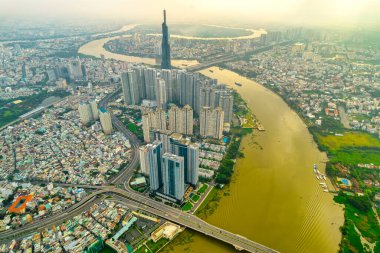 Ho Chi Minh şehri, Vietnam - 1 Haziran 2022: Ho Chi Minh City, Vietnam 'da ekonomik gelişmeyi gösteren gökdelen mimarili nehir kenarı kentsel alanı
