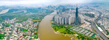 Ho Chi Minh şehri, Vietnam - 1 Haziran 2022: Ho Chi Minh City, Vietnam 'da ekonomik gelişmeyi gösteren gökdelen mimarili nehir kenarı kentsel alanı