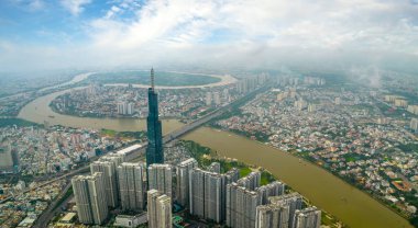 Ho Chi Minh şehri, Vietnam - 1 Haziran 2022: Ho Chi Minh City, Vietnam 'da ekonomik gelişmeyi gösteren gökdelen mimarili nehir kenarı kentsel alanı