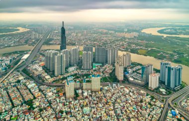Ho Chi Minh şehri, Vietnam - 1 Haziran 2022: Ho Chi Minh City, Vietnam 'da ekonomik gelişmeyi gösteren gökdelen mimarili nehir kenarı kentsel alanı
