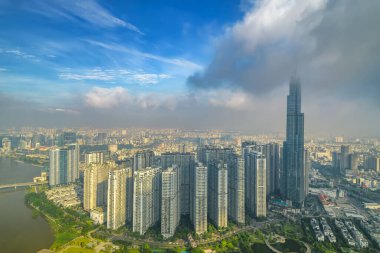 Ho Chi Minh şehri, Vietnam - 1 Haziran 2022: Ho Chi Minh City, Vietnam 'da ekonomik gelişmeyi gösteren gökdelen mimarili nehir kenarı kentsel alanı