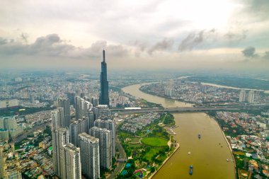 Ho Chi Minh şehri, Vietnam - 1 Haziran 2022: Ho Chi Minh City, Vietnam 'da ekonomik gelişmeyi gösteren gökdelen mimarili nehir kenarı kentsel alanı