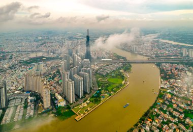 Ho Chi Minh şehri, Vietnam - 1 Haziran 2022: Ho Chi Minh City, Vietnam 'da ekonomik gelişmeyi gösteren gökdelen mimarili nehir kenarı kentsel alanı