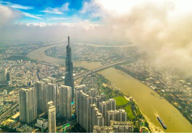 Ho Chi Minh şehri, Vietnam - 1 Haziran 2022: Ho Chi Minh City, Vietnam 'da ekonomik gelişmeyi gösteren gökdelen mimarili nehir kenarı kentsel alanı