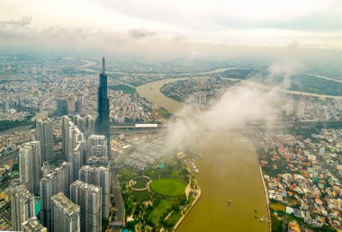 Ho Chi Minh şehri, Vietnam - 1 Haziran 2022: Ho Chi Minh City, Vietnam 'da ekonomik gelişmeyi gösteren gökdelen mimarili nehir kenarı kentsel alanı