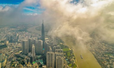 Ho Chi Minh şehri, Vietnam - 1 Haziran 2022: Ho Chi Minh City, Vietnam 'da ekonomik gelişmeyi gösteren gökdelen mimarili nehir kenarı kentsel alanı