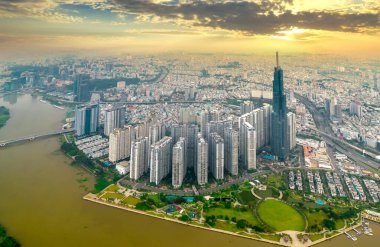 Ho Chi Minh şehri, Vietnam - 1 Haziran 2022: Günbatımı şehir merkezinde gökdelenler ve gökdelenler. Ho Chi Minh City, Vietnam 'daki Saigon nehri üzerindeki şehir manzarası
