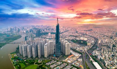 Ho Chi Minh şehri, Vietnam - 1 Haziran 2022: Günbatımı şehir merkezinde gökdelenler ve gökdelenler. Ho Chi Minh City, Vietnam 'daki Saigon nehri üzerindeki şehir manzarası