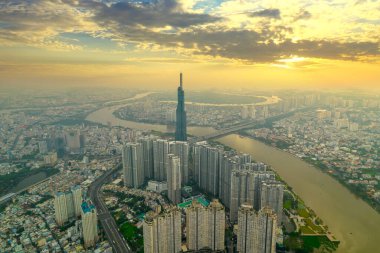 Ho Chi Minh şehri, Vietnam - 1 Haziran 2022: Günbatımı şehir merkezinde gökdelenler ve gökdelenler. Ho Chi Minh City, Vietnam 'daki Saigon nehri üzerindeki şehir manzarası