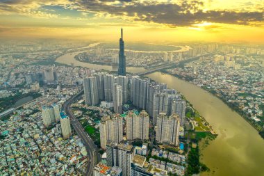 Ho Chi Minh şehri, Vietnam - 1 Haziran 2022: Günbatımı şehir merkezinde gökdelenler ve gökdelenler. Ho Chi Minh City, Vietnam 'daki Saigon nehri üzerindeki şehir manzarası