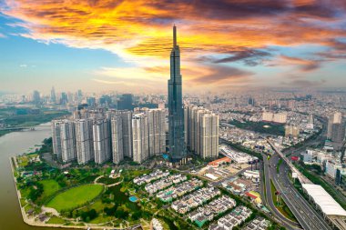 Ho Chi Minh şehri, Vietnam - 1 Haziran 2022: Günbatımı şehir merkezinde gökdelenler ve gökdelenler. Ho Chi Minh City, Vietnam 'daki Saigon nehri üzerindeki şehir manzarası