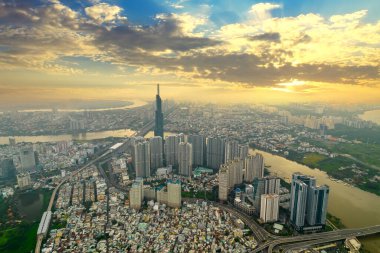 Ho Chi Minh şehri, Vietnam - 1 Haziran 2022: Günbatımı şehir merkezinde gökdelenler ve gökdelenler. Ho Chi Minh City, Vietnam 'daki Saigon nehri üzerindeki şehir manzarası