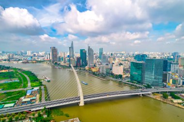 Ho Chi Minh şehri, Vietnam - 1 Haziran 2022: Hava manzaralı köprü trafiği Ho Chi Minh City, Vietnam 'daki Saigon Nehri' nin karşısındaki ticaret merkezine bağlıyor