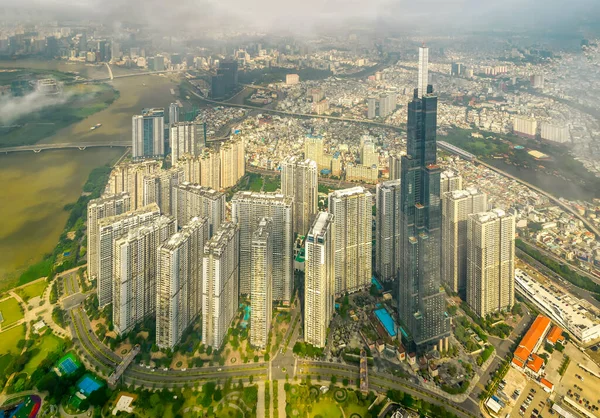 Ho Chi Minh şehri, Vietnam - 1 Haziran 2022: Ho Chi Minh City, Vietnam 'da ekonomik gelişmeyi gösteren gökdelen mimarili nehir kenarı kentsel alanı