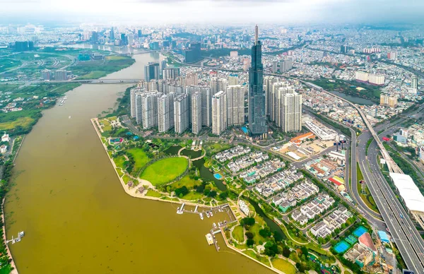 Ho Chi Minh şehri, Vietnam - 1 Haziran 2022: Ho Chi Minh City, Vietnam 'da ekonomik gelişmeyi gösteren gökdelen mimarili nehir kenarı kentsel alanı