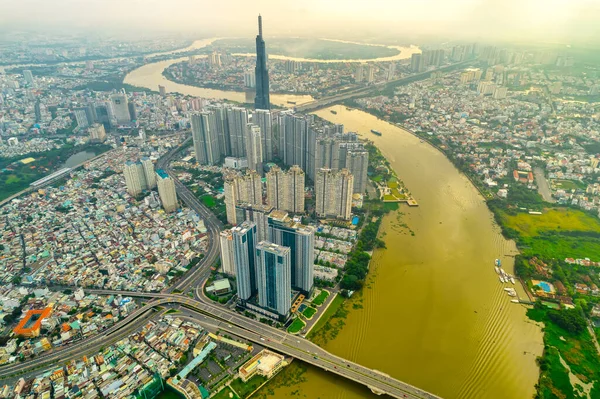 Ho Chi Minh şehri, Vietnam - 1 Haziran 2022: Ho Chi Minh City, Vietnam 'da ekonomik gelişmeyi gösteren gökdelen mimarili nehir kenarı kentsel alanı