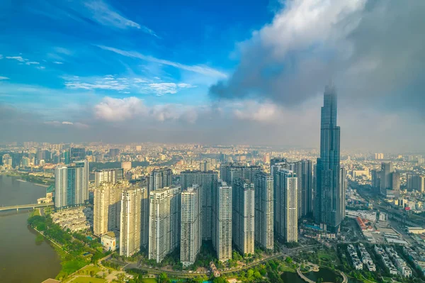 Ho Chi Minh şehri, Vietnam - 1 Haziran 2022: Ho Chi Minh City, Vietnam 'da ekonomik gelişmeyi gösteren gökdelen mimarili nehir kenarı kentsel alanı