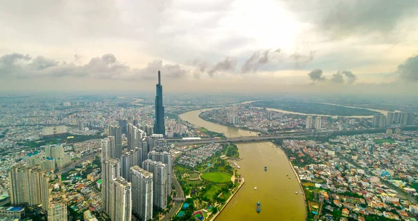 Ho Chi Minh şehri, Vietnam - 1 Haziran 2022: Ho Chi Minh City, Vietnam 'da ekonomik gelişmeyi gösteren gökdelen mimarili nehir kenarı kentsel alanı
