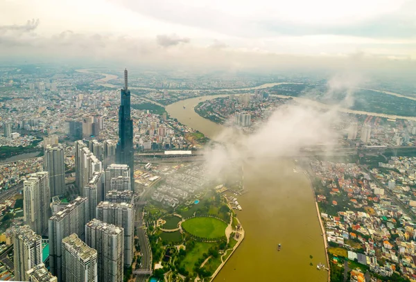 Ho Chi Minh şehri, Vietnam - 1 Haziran 2022: Ho Chi Minh City, Vietnam 'da ekonomik gelişmeyi gösteren gökdelen mimarili nehir kenarı kentsel alanı