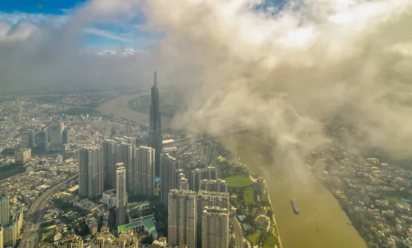 Ho Chi Minh şehri, Vietnam - 1 Haziran 2022: Ho Chi Minh City, Vietnam 'da ekonomik gelişmeyi gösteren gökdelen mimarili nehir kenarı kentsel alanı