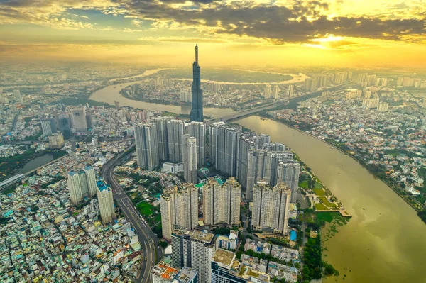 Ho Chi Minh şehri, Vietnam - 1 Haziran 2022: Günbatımı şehir merkezinde gökdelenler ve gökdelenler. Ho Chi Minh City, Vietnam 'daki Saigon nehri üzerindeki şehir manzarası
