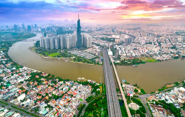 Ho Chi Minh şehri, Vietnam - 1 Haziran 2022: Günbatımı şehir merkezinde gökdelenler ve gökdelenler. Ho Chi Minh City, Vietnam 'daki Saigon nehri üzerindeki şehir manzarası