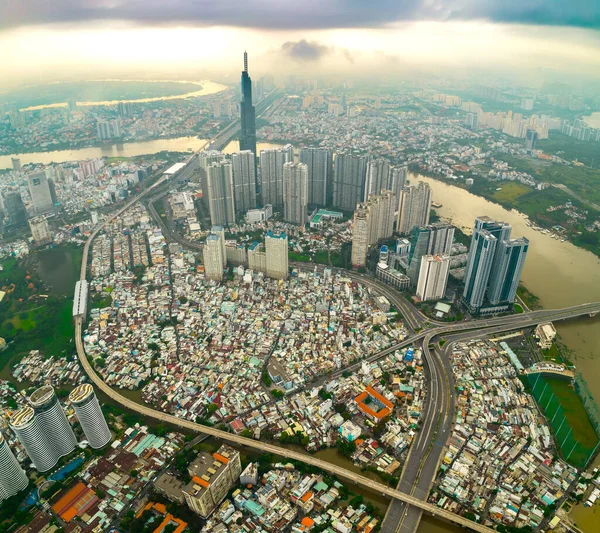 Ho Chi Minh şehri, Vietnam - 1 Haziran 2022: Ho Chi Minh City, Vietnam 'da kalp sektörünün merkezindeki gökdelenlerin hava manzarası