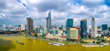 Ho Chi Minh şehri, Vietnam - 1 Haziran 2022: Ho Chi Minh şehrinin geliştirilmiş binaları, ulaşımı, finans ve iş merkezleri ile havadan görünüşü, Ho Chi Minh şehri, Vietnam