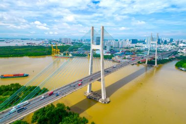 Phu 'nun insansız hava aracı görüntüsü Ho Chi Minh şehrindeki köprüm, Vietnam. Bu modern Ho Chi Minh şehrinin en büyük köprüsü ve altyapısının önemli bir parçasıdır.