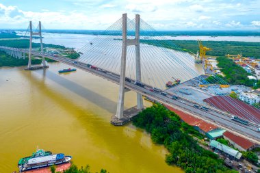 Phu 'nun insansız hava aracı görüntüsü Ho Chi Minh şehrindeki köprüm, Vietnam. Bu modern Ho Chi Minh şehrinin en büyük köprüsü ve altyapısının önemli bir parçasıdır.