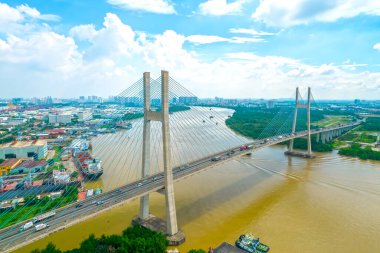 Phu 'nun insansız hava aracı görüntüsü Ho Chi Minh şehrindeki köprüm, Vietnam. Bu modern Ho Chi Minh şehrinin en büyük köprüsü ve altyapısının önemli bir parçasıdır.