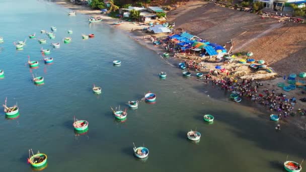 何百ものボートが嵐を避けるために固定されている上から見たムイネー漁村 これはベトナム中央部の美しい湾です — ストック動画