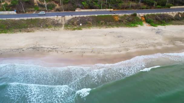 Altın Kuma Vuran Dalgalar Yukarıdan Çok Güzel Plaj Dinlenmek Yıkanmak — Stok video