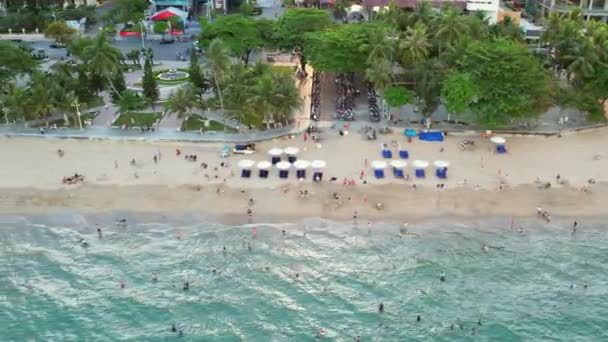 Nha Trang ベトナム 2022年3月25日 Nha Trangの沿岸都市は その美しい都市ときれいな砂浜で午後に上から見られ ベトナムのNha Trangを訪れる観光客を引き付ける — ストック動画