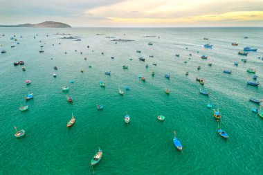Mui Ne balıkçı köyü, fırtınadan korunmak için yüzlerce tekneyle yukarıdan görüldü. Burası Vietnam 'ın merkezinde güzel bir körfez.