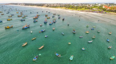Mui Ne balıkçı köyü, fırtınadan korunmak için yüzlerce tekneyle yukarıdan görüldü. Burası Vietnam 'ın merkezinde güzel bir körfez.