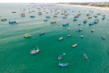Mui Ne balıkçı köyü, fırtınadan korunmak için yüzlerce tekneyle yukarıdan görüldü. Burası Vietnam 'ın merkezinde güzel bir körfez.
