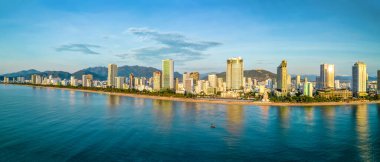 Sahil kenti Nha Trang sabah yukarıdan görüldü, güzel kıyı şeridi. Burası Vietnam 'ın ortasında dinlenmek isteyen bir şehir.