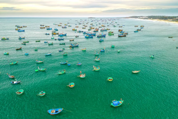 Mui Ne balıkçı köyü, fırtınadan korunmak için yüzlerce tekneyle yukarıdan görüldü. Burası Vietnam 'ın merkezinde güzel bir körfez.