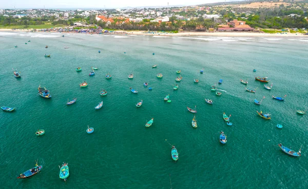 Mui Ne balıkçı köyü, fırtınadan korunmak için yüzlerce tekneyle yukarıdan görüldü. Burası Vietnam 'ın merkezinde güzel bir körfez.