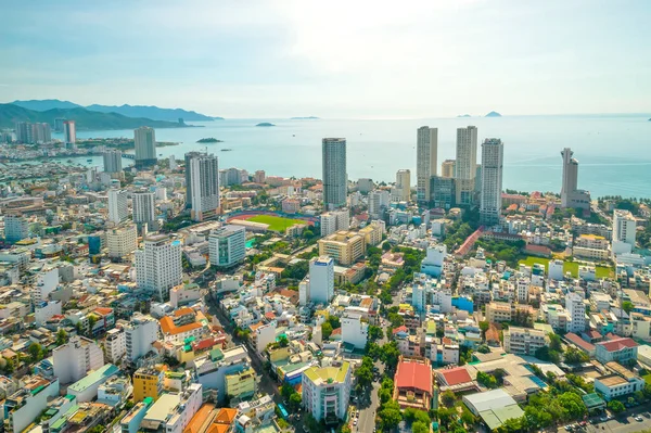 Kıyı şehri Nha Trang güneşli bir yaz öğleden sonrasında yukarıdan görüldü. Burası Orta Vietnam 'da kültürel turizm için ünlü bir şehirdir.