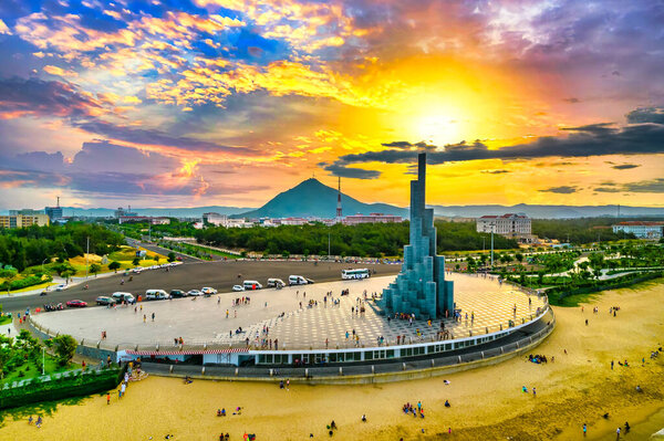 Фу Йен, Вьетнам - 5 июля 2022 года: Закат на мысе Нгинь Фонг с площадью, пляжем, парком, красивым закатным небом. Nghinh Phong - новый символ Фу Йена, Вьетнам