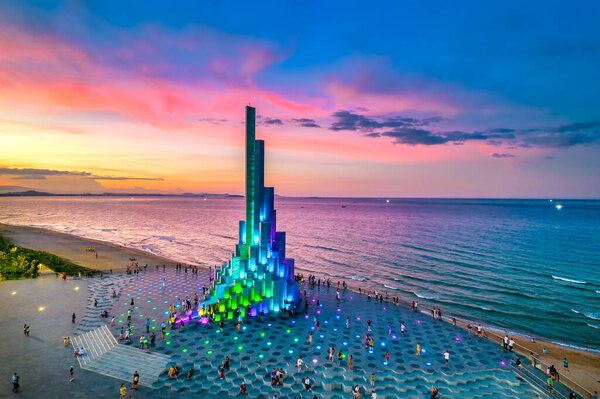 Фу Йен, Вьетнам - 5 июля 2022 года: Закат на мысе Нгинь Фонг с площадью, пляжем, парком, красивым закатным небом. Nghinh Phong - новый символ Фу Йена, Вьетнам