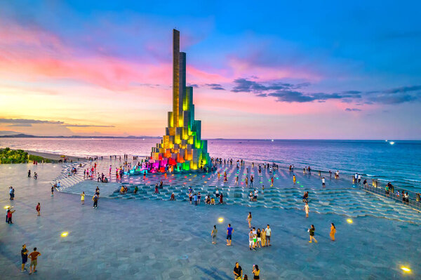 Фу Йен, Вьетнам - 5 июля 2022 года: Закат на мысе Нгинь Фонг с площадью, пляжем, парком, красивым закатным небом. Nghinh Phong - новый символ Фу Йена, Вьетнам