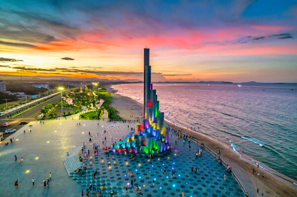 Фу Йен, Вьетнам - 5 июля 2022 года: Закат на мысе Нгинь Фонг с площадью, пляжем, парком, красивым закатным небом. Nghinh Phong - новый символ Фу Йена, Вьетнам