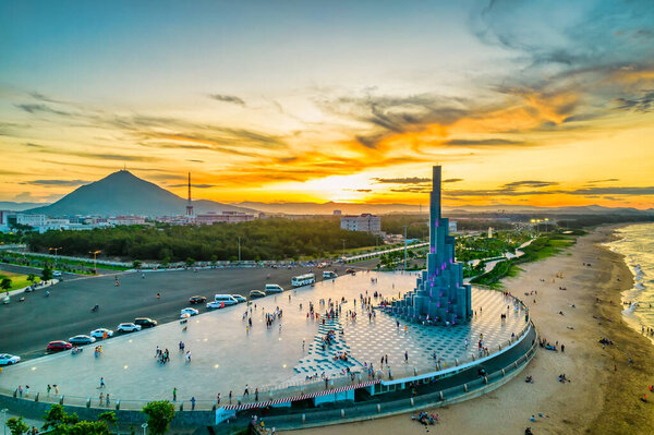 Фу Йен, Вьетнам - 5 июля 2022 года: Закат на мысе Нгинь Фонг с площадью, пляжем, парком, красивым закатным небом. Nghinh Phong - новый символ Фу Йена, Вьетнам