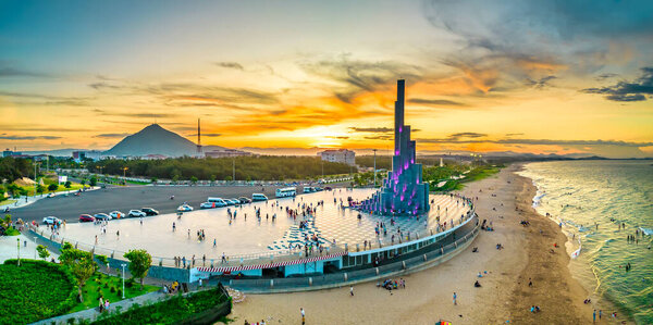 Фу Йен, Вьетнам - 5 июля 2022 года: Закат на мысе Нгинь Фонг с площадью, пляжем, парком, красивым закатным небом. Nghinh Phong - новый символ Фу Йена, Вьетнам