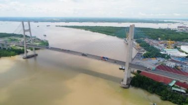 Phu 'nun insansız hava aracı görüntüsü Ho Chi Minh şehrindeki köprüm, Vietnam. Bu modern Ho Chi Minh şehrinin en büyük köprüsü ve altyapısının önemli bir parçasıdır.